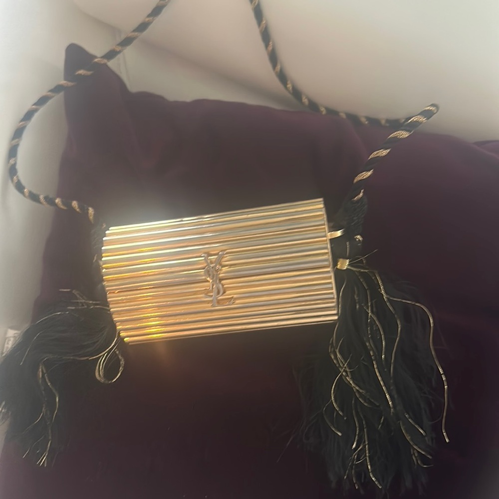 Classy clutch for unforgettable night!!!